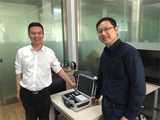 开云官方app下载站
仪器总经理李波先生与客户的合照