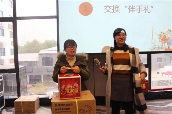 开云官方app下载站
仪器各同事之间互相交换“伴手礼”