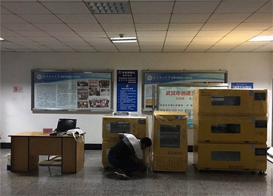 开云官方app下载站
仪器的工作人员清早到武汉轻工大学为代理产品——知楚震荡培养箱的展览做准备工作