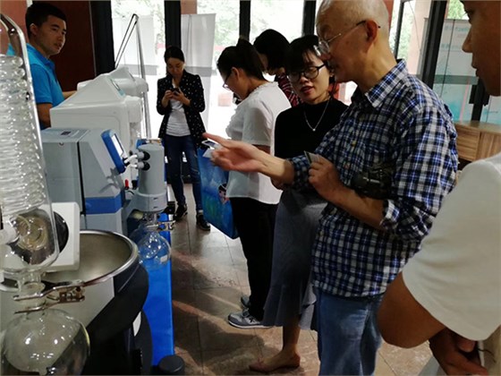 化工与制药学院的老师正在向开云官方app下载站
仪器的产品经理询问产品详情