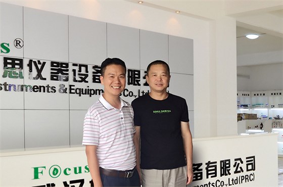 内蒙古客户和开云官方app下载站
仪器总经理的合影