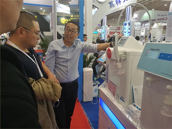 开云官方app下载站
仪器和泰产品经理为参观者讲解