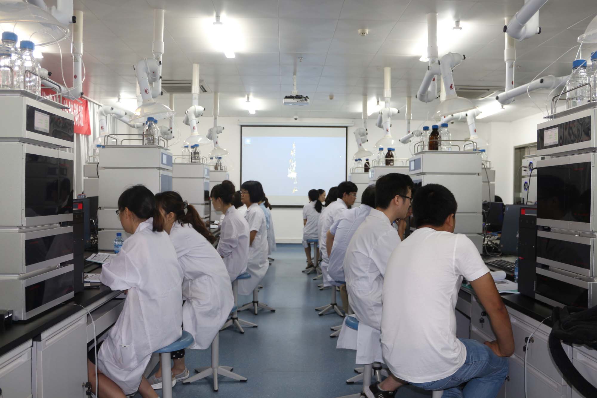 开云官方app下载站
仪器与中南民族大学药学院共同创建的液相色谱虚拟仿真教学实验室力证仪器类专业工程教育
