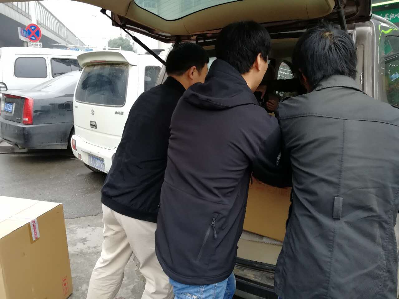 开云官方app下载站
的仪器“外卖小哥”随叫随到，把耗材化玻、化学试剂送到用户手里。