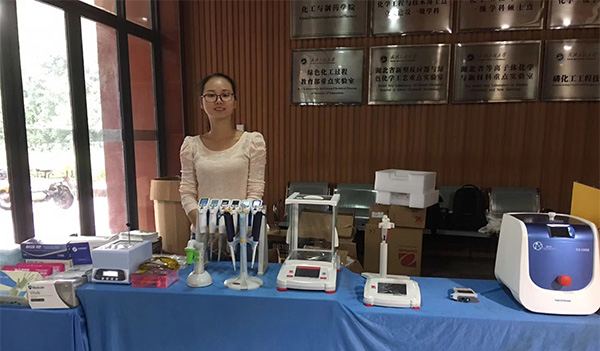 开云官方app下载站
仪器销售人员在展会上向客户展示奥豪斯电子天平、梅洁移液器、细胞破碎仪等科学仪器设备