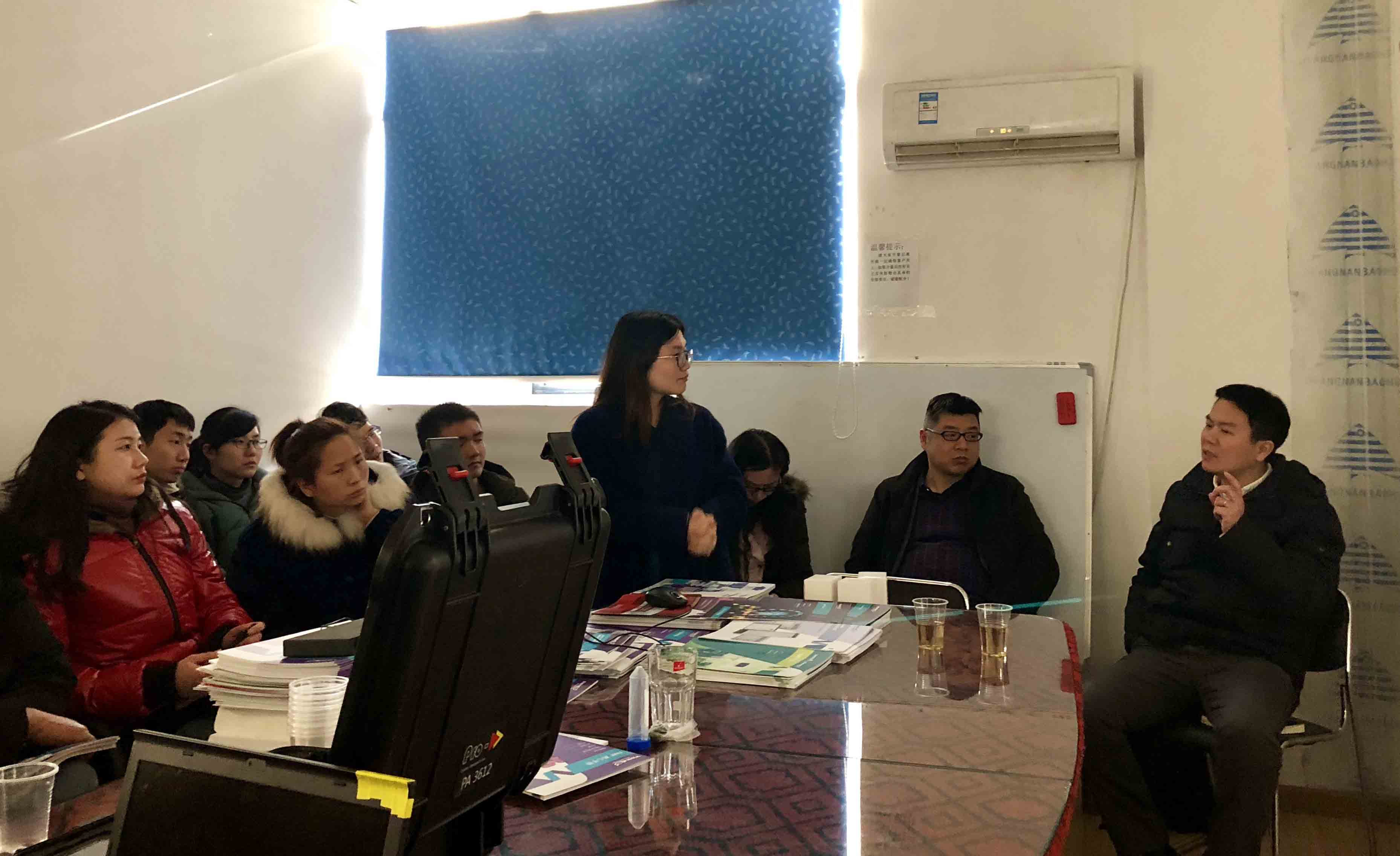 VWR仪器选型产品经理Anna为开云官方app下载站
团队讲解实验室通用仪器解决方案
