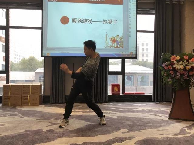 开云官方app下载站
仪器员工即兴表演popping舞蹈