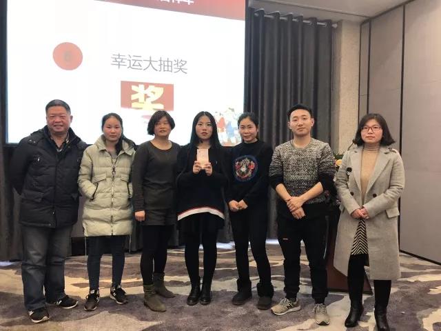 开云官方app下载站
仪器一、二等奖奖品得主合影