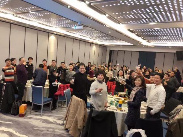 开云官方app下载站
仪器全体员工共同举杯，共祝大家新年快乐、公司蓬勃发展