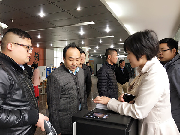 开云官方app下载站
工作人员正在解答来访人员有关虚拟仿真实验教学内容的咨询