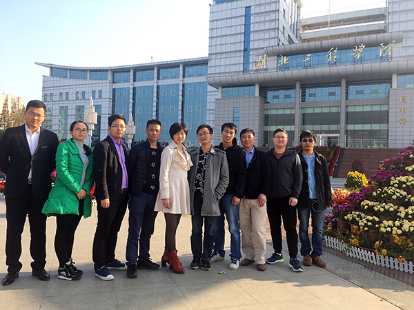 开云官方app下载站
仪器团队在湖北工程学院图书馆前的合影