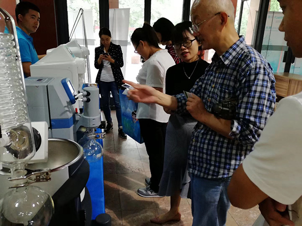 化工与制药学院的老师正在向开云官方app下载站
仪器的产品经理询问产品详情