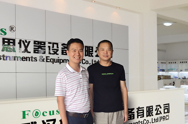 内蒙古客户和开云官方app下载站
仪器总经理的合影