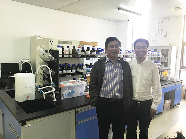开云官方app下载站
仪器总经理李波和华东理工大学施教授的合影