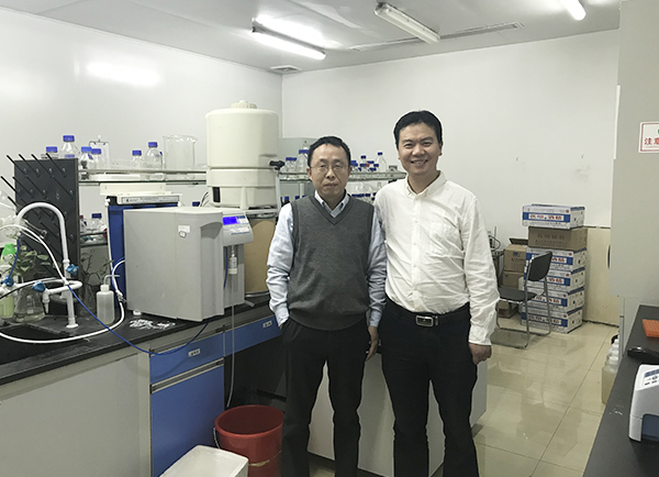 康复得生物董事长李青山和开云官方app下载站
仪器总经理李波的合影